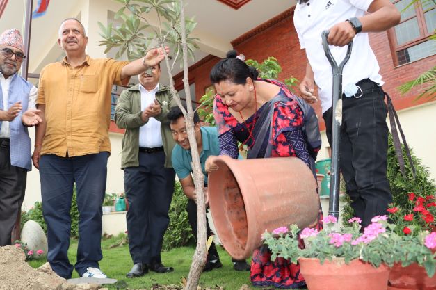 नागार्जुन नगरपालिकामा एक घर एक लालिगुराँस कार्यक्रम सम्पन्न 